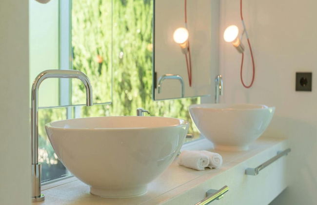 Stunning Villa With Modern Appliances - Photo 20