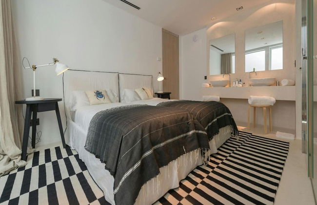 Stunning Villa With Modern Appliances - Photo 13