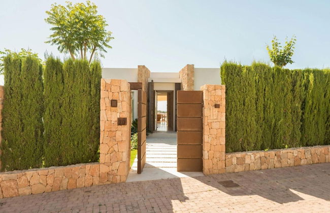 Stunning Villa With Modern Appliances - Photo 2