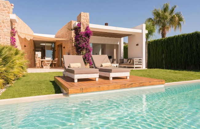 Stunning Villa With Modern Appliances - Photo 32