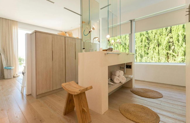 Stunning Villa With Modern Appliances - Photo 21