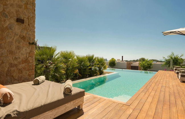 Stunning Villa With Modern Appliances - Photo 30