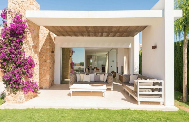 Stunning Villa With Modern Appliances - Photo 38