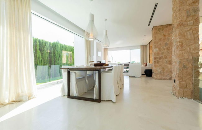 Stunning Villa With Modern Appliances - Photo 33