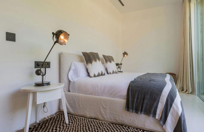 Stunning Villa With Modern Appliances - Photo 10