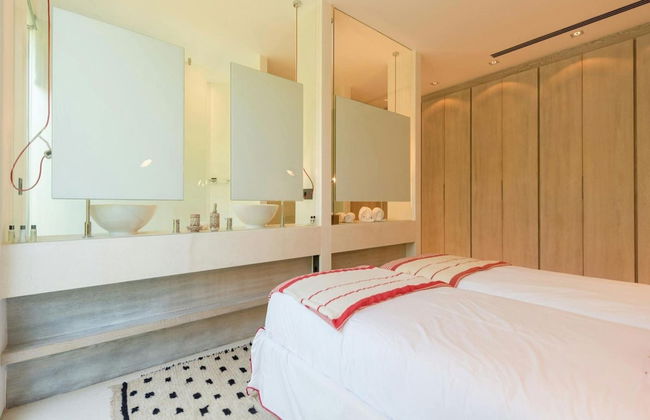 Stunning Villa With Modern Appliances - Photo 9