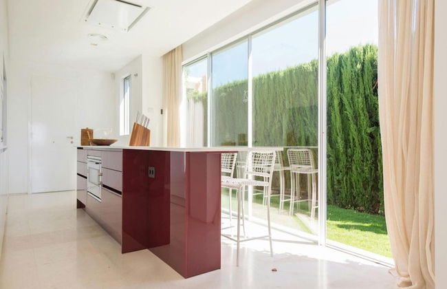 Stunning Villa With Modern Appliances - Photo 16