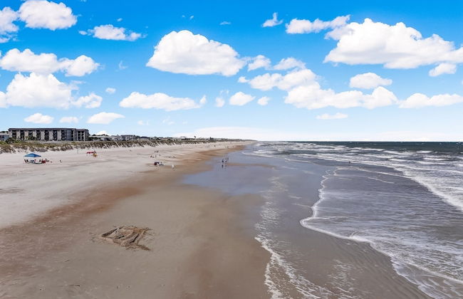 Upper Unit Condo Overlooking Both the Ocean Pier and Swimming Pool by RedAwning - Foto 45