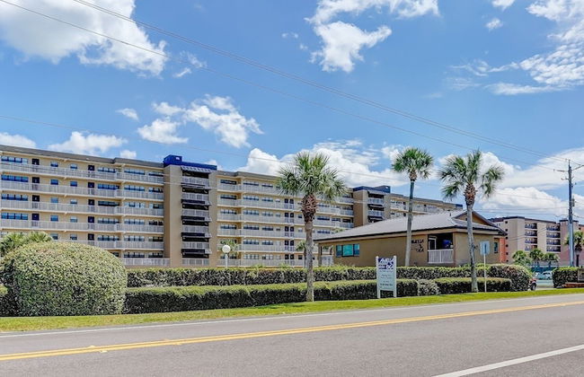 Upper Unit Condo Overlooking Both the Ocean Pier and Swimming Pool by RedAwning - Foto 57