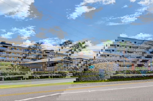 Foto 61 - Spacious Oceanfront Condo, Easy Access to Private Fishing Pier by RedAwning