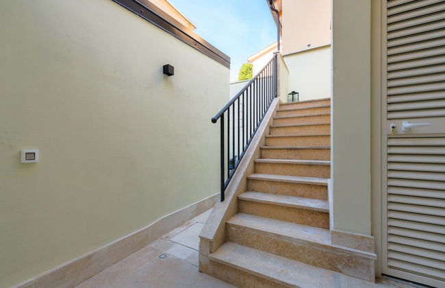 Apartment With Scenic View - Photo 16