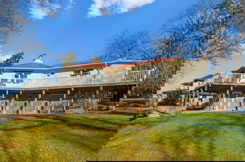 Foto 12 - Pleasant Cove Waterfront Getaway With Fire Pit Deck and Private Lake Access