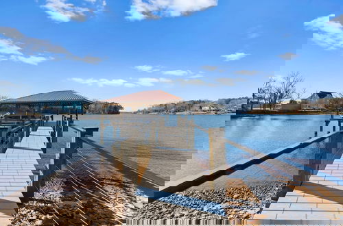 Foto 16 - Pleasant Cove Waterfront Getaway With Fire Pit Deck and Private Lake Access