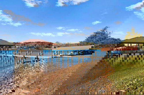 Foto 14 - Pleasant Cove Waterfront Getaway With Fire Pit Deck and Private Lake Access
