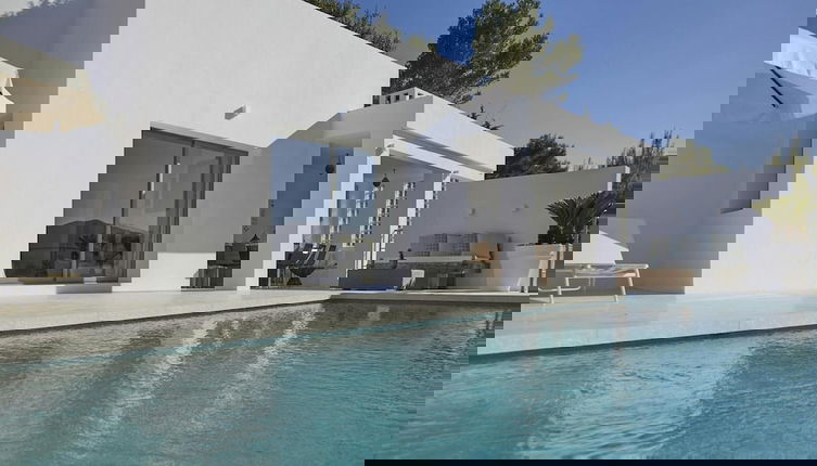 Foto 1 - Exquisite Villa With Parking Space