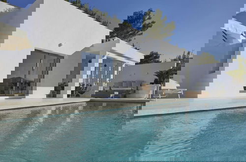 Foto 1 - Exquisite Villa With Parking Space