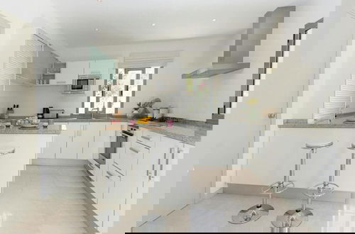 Foto 8 - Exquisite Villa With Parking Space