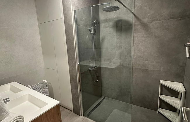 Bright 2 bedrooms flat w parking&balcont - Foto 19