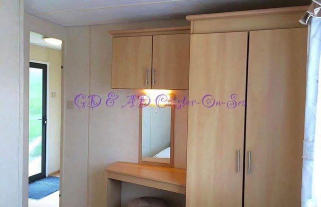 Seaside Chalet /caravan Retreat in Great Yarmouth - Photo 3