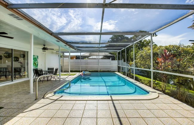 Riverfront King Bed Pool Nearby Beach - Foto 43