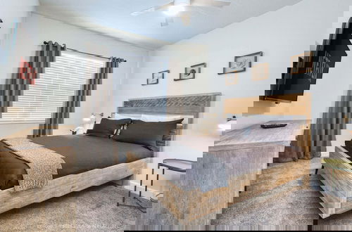 Foto 19 - Chic Home Themed Bedrooms Game Room Best Spot
