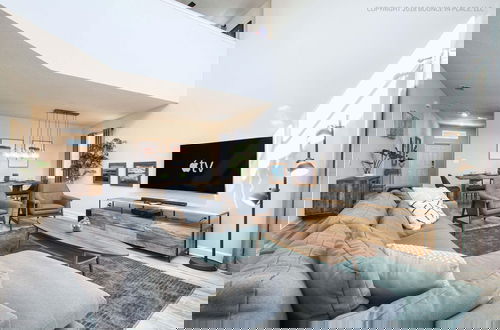 Foto 6 - Chic Home Themed Bedrooms Game Room Best Spot