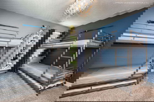 Foto 28 - Chic Home Themed Bedrooms Game Room Best Spot
