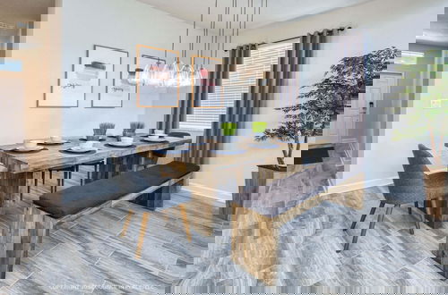 Foto 5 - Chic Home Themed Bedrooms Game Room Best Spot