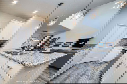 Foto 10 - Chic Home Themed Bedrooms Game Room Best Spot