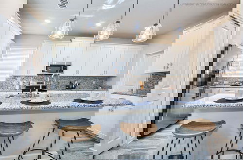 Foto 8 - Chic Home Themed Bedrooms Game Room Best Spot