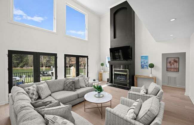 Knotty Pines by Avantstay Lake Views Renovated - Photo 2