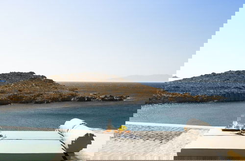 Foto 40 - Waterfront Villa With Private Pool