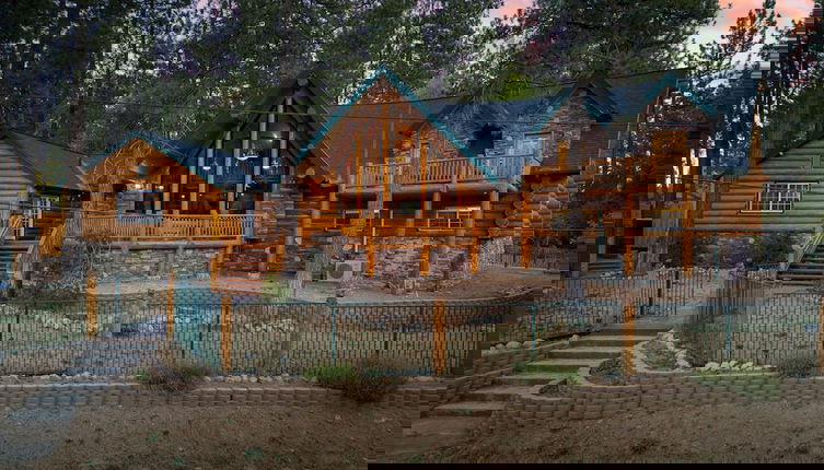 Foto 1 - Forest Road by Avantstay Group Cabin w Hot Tub Minutes to the Lake