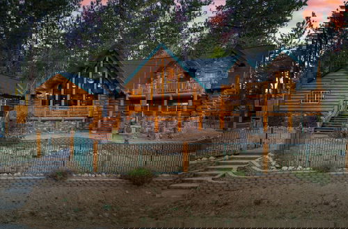 Foto 1 - Forest Road by Avantstay Group Cabin w Hot Tub Minutes to the Lake