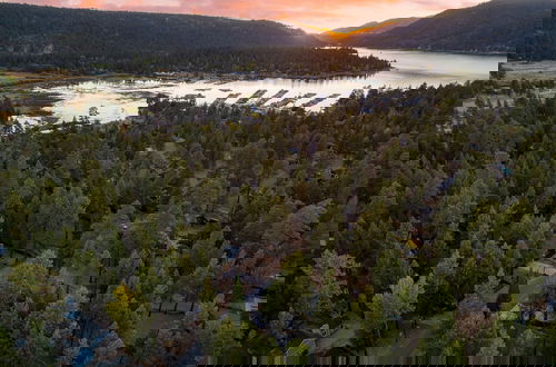 Foto 4 - Forest Road by Avantstay Group Cabin w Hot Tub Minutes to the Lake