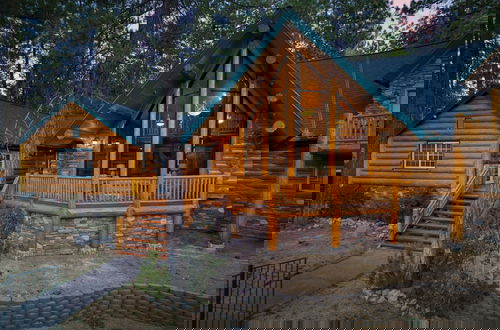 Foto 41 - Forest Road by Avantstay Group Cabin w Hot Tub Minutes to the Lake