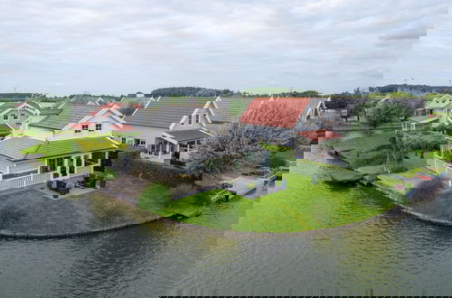 Foto 11 - Lovely Holiday Home on the Water