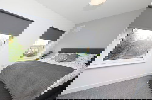 Photo 3 - 2 Bed Derby House- Parking - Rolls Royce