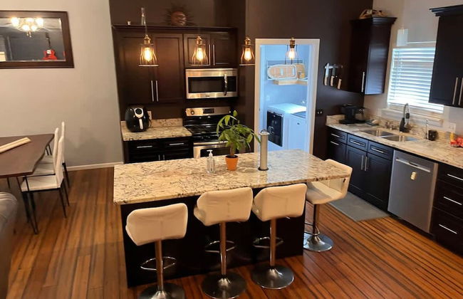 Remodeled and Inviting Free EV Charging Station Level 2 - Foto 1