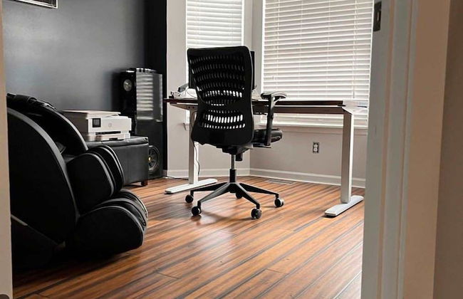 Remodeled and Inviting Free EV Charging Station Level 2 - Foto 4