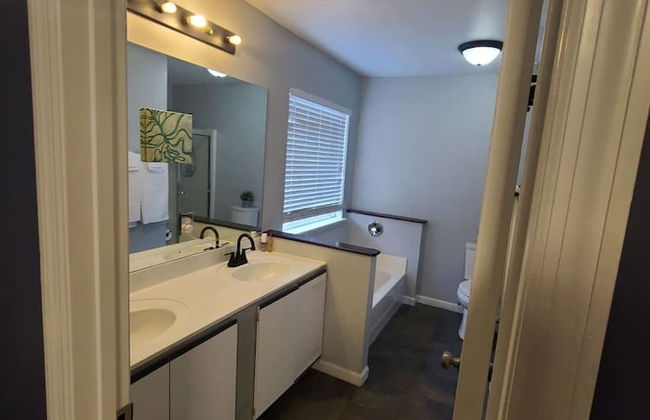 Remodeled and Inviting Free EV Charging Station Level 2 - Foto 56