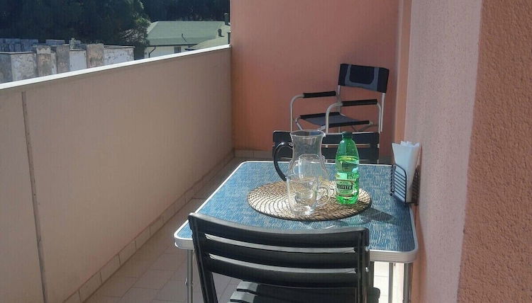 Photo 1 - Comfy Flat With Terrace by the Pool