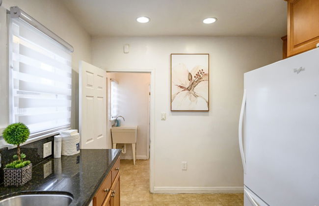 Comfortable Home Near LA With Full Kitchen Laundry - Photo 25