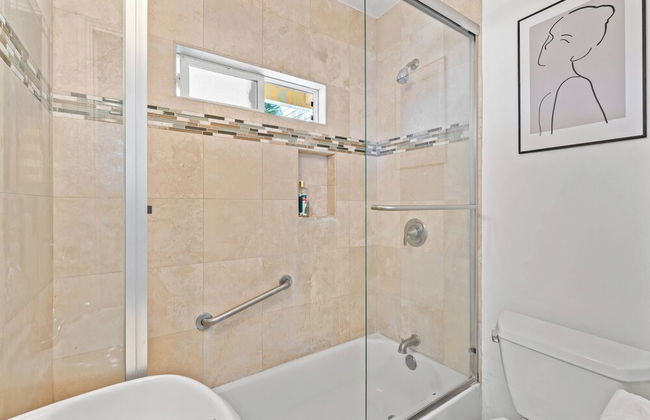 Comfortable Home Near LA With Full Kitchen Laundry - Photo 2