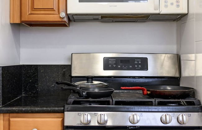 Comfortable Home Near LA With Full Kitchen Laundry - Photo 24