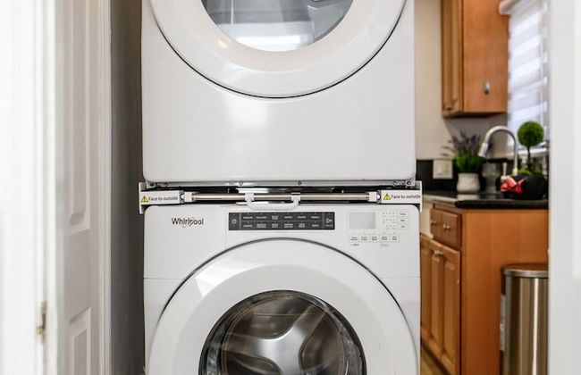 Comfortable Home Near LA With Full Kitchen Laundry - Photo 11