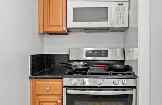 Comfortable Home Near LA With Full Kitchen Laundry - Photo 17