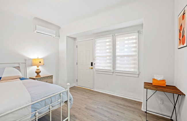 Comfortable Home Near LA With Full Kitchen Laundry - Photo 12