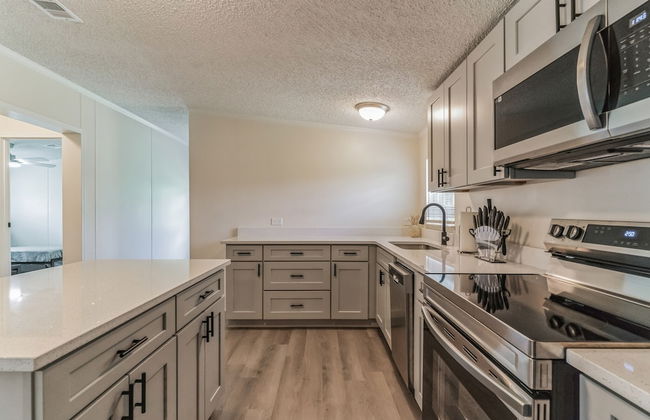 Relaxing 4br Hideaway In Groveland 4 Bedroom Cottage by RedAwning - Photo 11