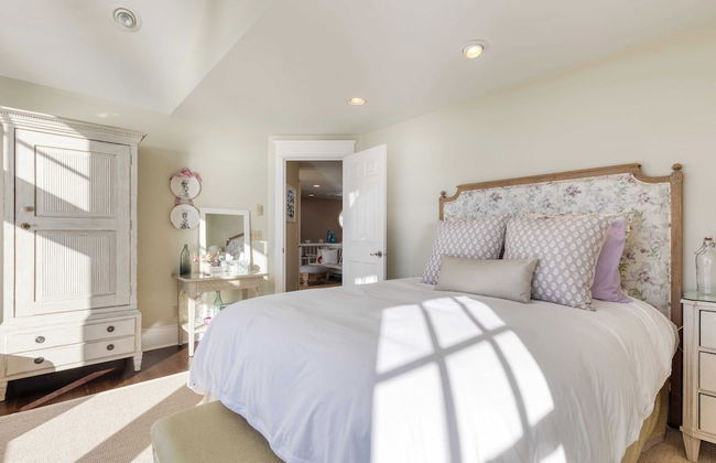 Waterfront 4bdr w/ Deck, Stunning Views, Fire Pit Cedar Street by Avantstay - Foto 20